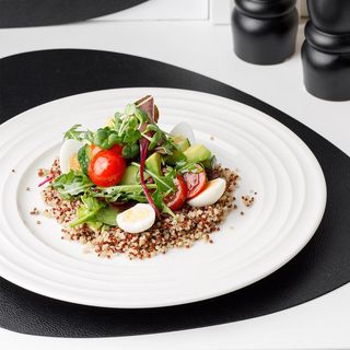 Salată de legume, quinoa, avocado, și ouă de prepeliță    New