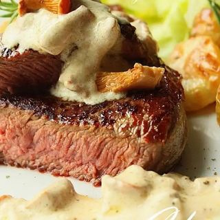 Polędwica Wołowa (wysmażona) z Borowikami i Dodatkami