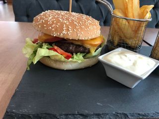 Burger de vită, cartofi aurii și salsa rossa