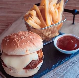 Cheese burger, Frites, Soda