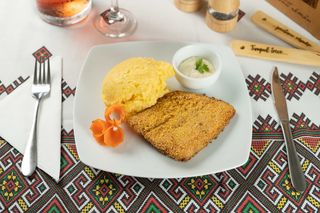 Crap prajit cu mamaliga si mujdei