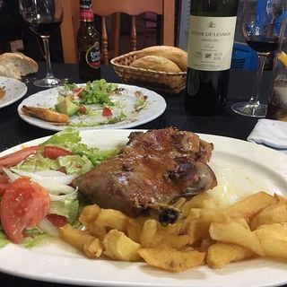 Codillo asado con patatas y ensalada