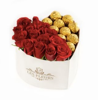 Corazón floral 6 rosas rojas +  6 bombones de chocolate