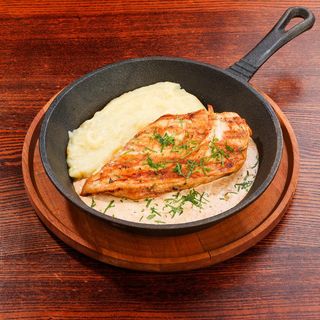 Steak din carne de pui în sos de frișcă 