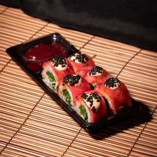 Roll with tuna and raspberry sauce