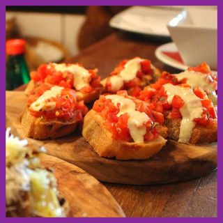 Bruskete sa paradajzom i kozjim sirom