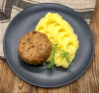 კოტლეტი(2ც)-პიურესთან