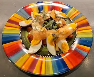 Salata sa boranjom i dimljenim lososom