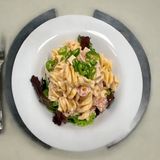 Ensalada de pasta fresca con York, tomate y salsa rosa