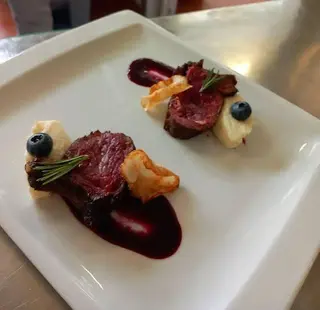 Filetto di suino pancettato con pesche glassate
