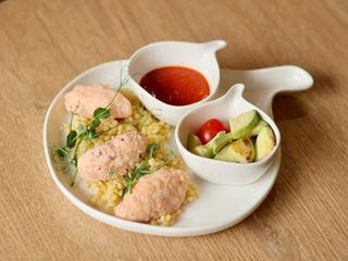 Котлетки из семги на пару с пастой птитим и овощами