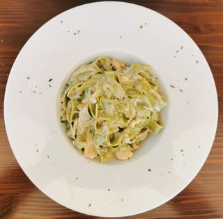 Tjestenina s kozicama i dimljenom ribom