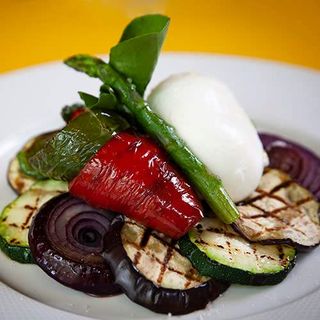 Verduras A La Plancha Con Mozzarella De Búfala