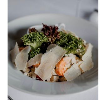 Цезар з обсмаженим лососем