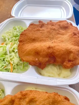 Șnițel de pui cu garnitura de cartofi prăjiți și salata