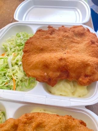 Șnițel de pui cu garnitura de cartofi prăjiți și salata