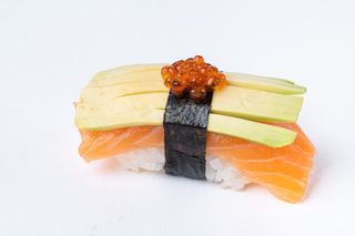 Nigiri z łososiem i awokado
