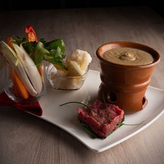 Battuta di fassona con bagna caoda e le sue verdure