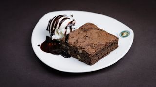 შოკოლადის ბრაუნი-ნაყინით