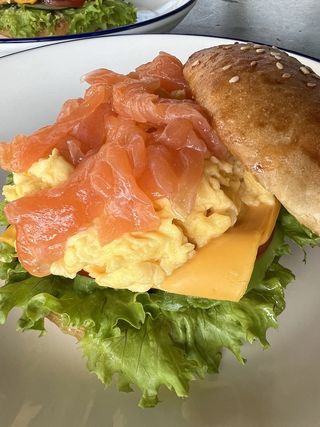 Сніданок у булці з лососем (300г)