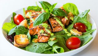 Зелена салата с пикантна риба тон