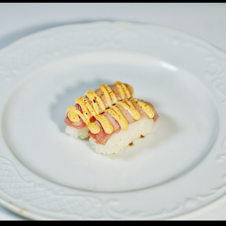 820.nigiri de atún flameado picante 