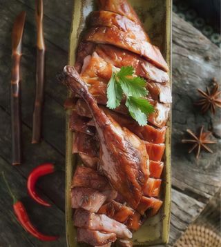 9B. Pato Asado Frito Con Salsa Marisco