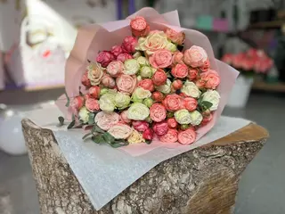 Pink and white spray roses 