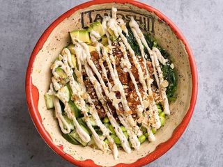 Poke Bowl z tatarem z łososia