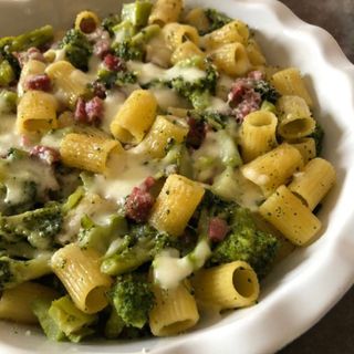 Sugo casero con broccoli e salsiccia e panna 