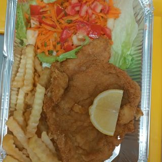 Plato Chuleta Valluna Con Patatas Fritas Y Ensalada