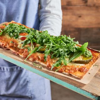 Pizza Artesana De Calabacín, Cherry, Tomate Seco y Rúcula al Pesto