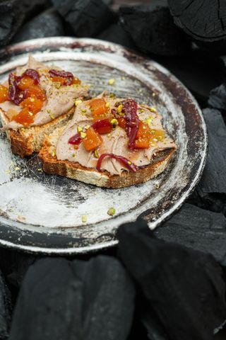 Велика брускета з паштетом із качиної печінки та чатні з айви