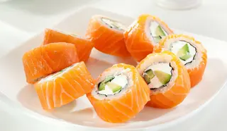 56. Nigiri De Salmón huevo de codorniz y mango(2 Pzs.)