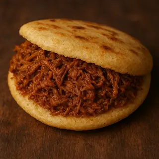 Arepa con carne mechada