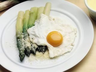 Asparagi alla bismarck