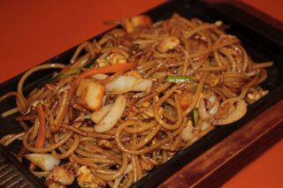 A82. Spaghetti con frutti di mare alla piastra*