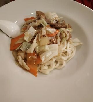Spaghetti di riso con manzo e verdure miste 