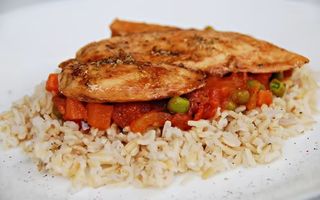 Pileći naravni sa rižom i kruh