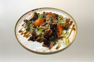 Теплый салат с шампиньонами и говядиной
