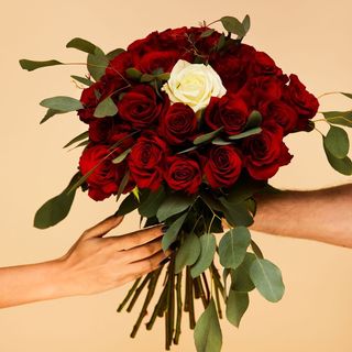 Bed of Roses - buchet 21 trandafiri rosii