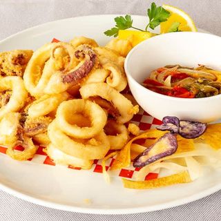 Luras de Potera fritas con asadillo de pimientos. Ración