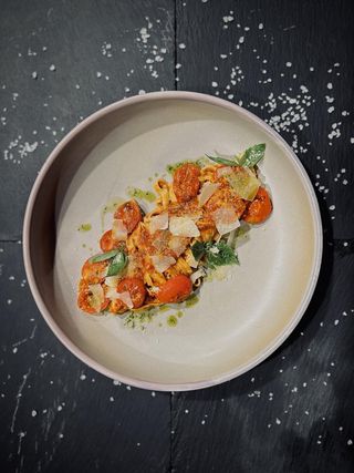 Pasta con pomodorini e basilico