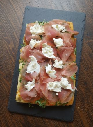 Pizza crudo, rucola e fiordilatte