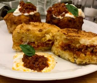 Frittatina di spaghetti, piselli e bolognese