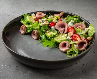 Salată cu rață, dor blue și căpșună