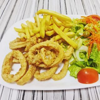 Calamares A La Romana Con Ensalada Y Patatas