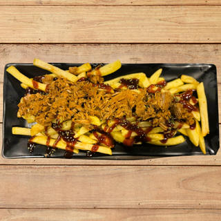 Patatas con pulled pork y salsa bbq