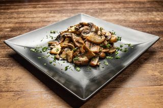 Ciuperci in sos de patrunjel verde