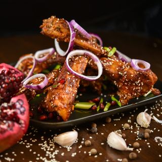 ხბოს ნეკნები აჯიკით